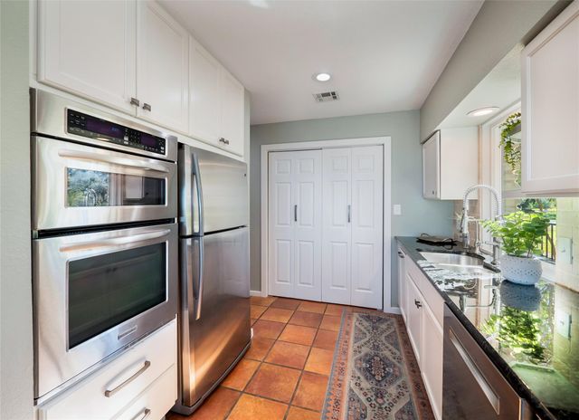 427 Coventry RD, Spicewood, TX 78669