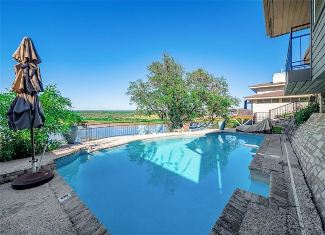 427 Coventry RD, Spicewood, TX 78669