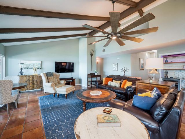 427 Coventry RD, Spicewood, TX 78669