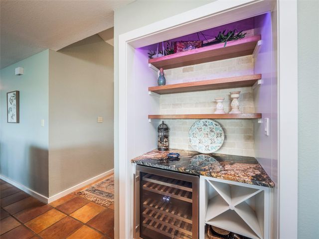 427 Coventry RD, Spicewood, TX 78669