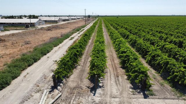 1 S Plumas Avenue, Kerman, CA 93630