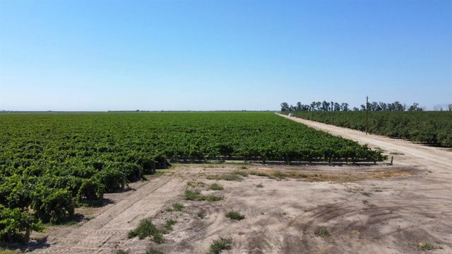 1 S Plumas Avenue, Kerman, CA 93630