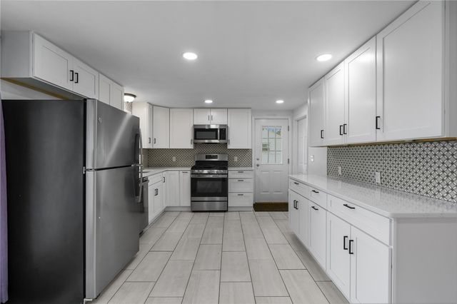 66 Palace Avenue, Warwick, RI 02886