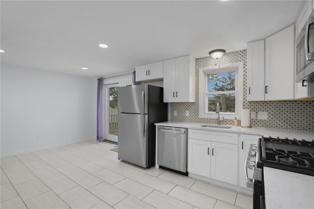 66 Palace Avenue, Warwick, RI 02886