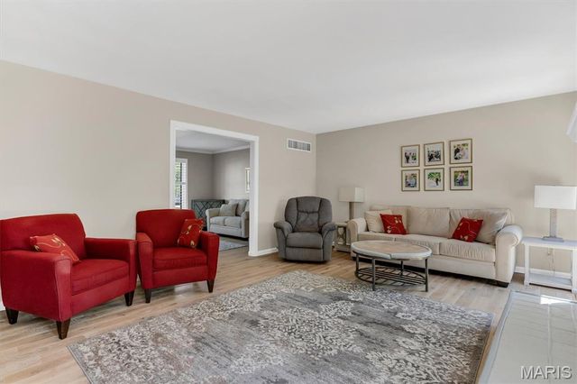 15940 Woodlet Way Court, Chesterfield, MO 63017