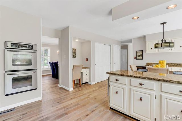 15940 Woodlet Way Court, Chesterfield, MO 63017