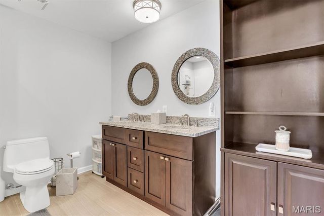 15940 Woodlet Way Court, Chesterfield, MO 63017