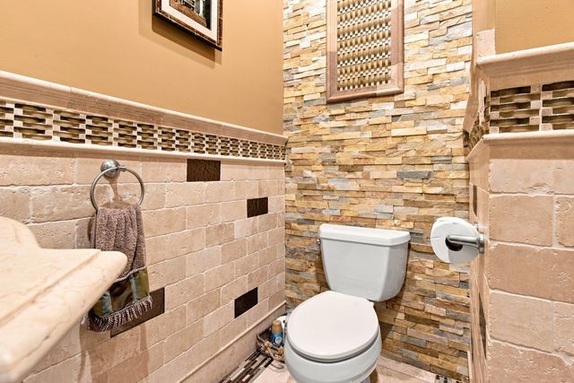 2281 Elmira Avenue, Des Plaines, IL 60018
