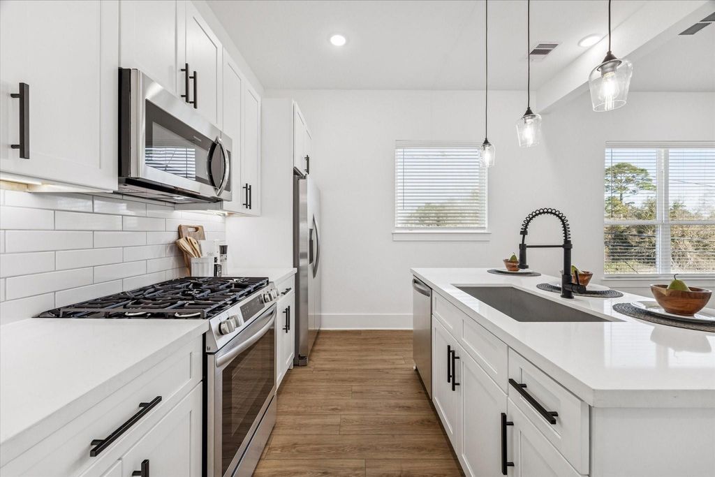 5621 Azores, Houston, TX 77091
