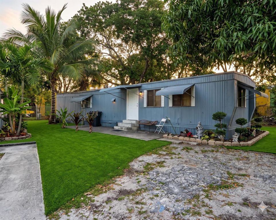3 Ferne Lane, Greenacres, FL 33467