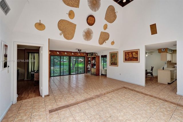 9120 SW 49th St, Cooper City, FL 33328