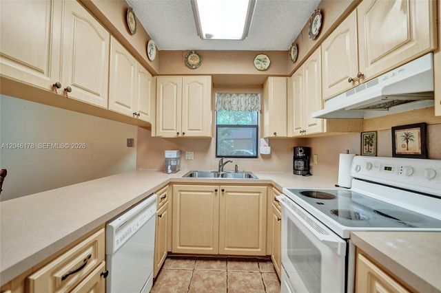 9120 SW 49th St, Cooper City, FL 33328