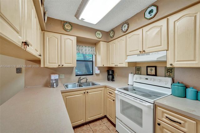 9120 SW 49th St, Cooper City, FL 33328