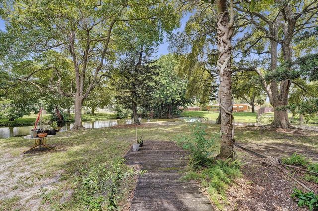 9120 SW 49th St, Cooper City, FL 33328