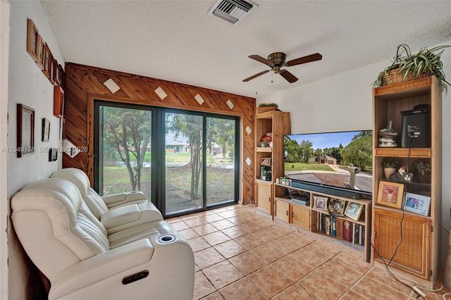 9120 SW 49th St, Cooper City, FL 33328