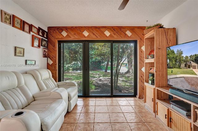 9120 SW 49th St, Cooper City, FL 33328