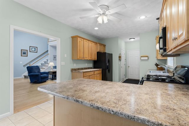 28 Saint Andrews Way, Londonderry, NH 03053
