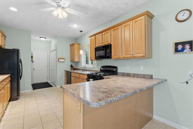 28 Saint Andrews Way, Londonderry, NH 03053