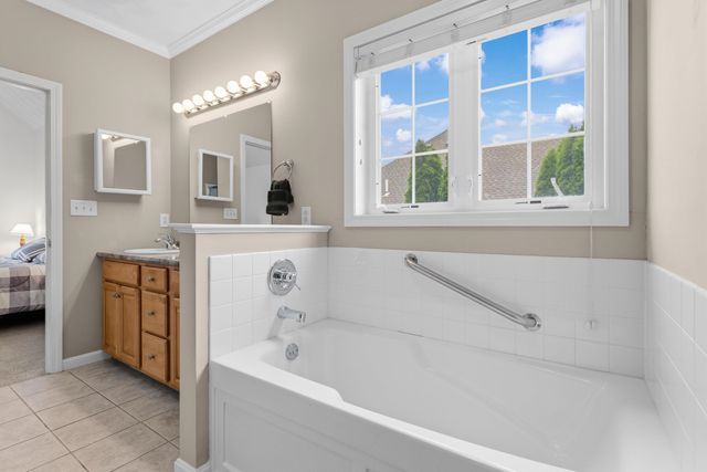 28 Saint Andrews Way, Londonderry, NH 03053
