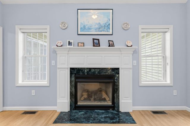 28 Saint Andrews Way, Londonderry, NH 03053