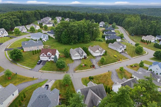 28 Saint Andrews Way, Londonderry, NH 03053