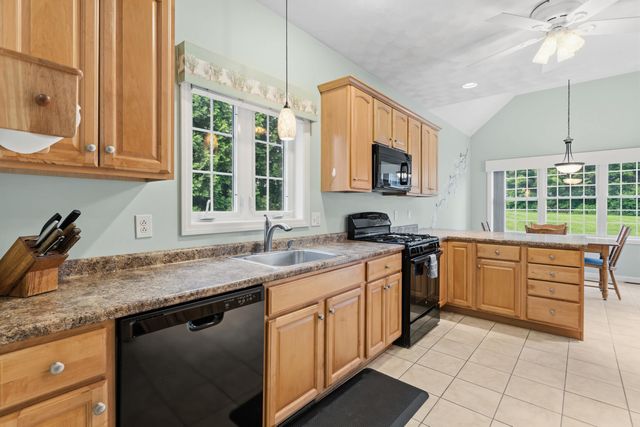 28 Saint Andrews Way, Londonderry, NH 03053