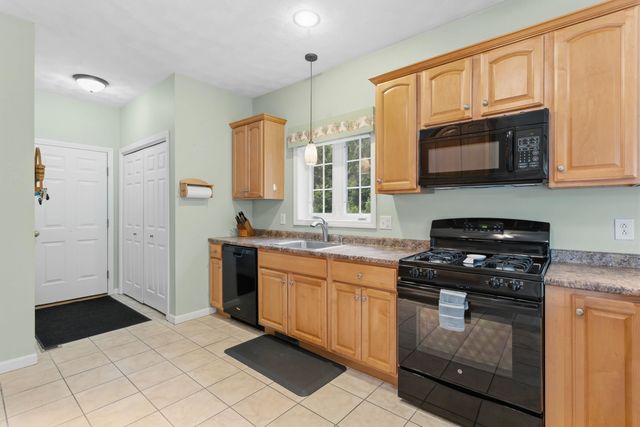 28 Saint Andrews Way, Londonderry, NH 03053