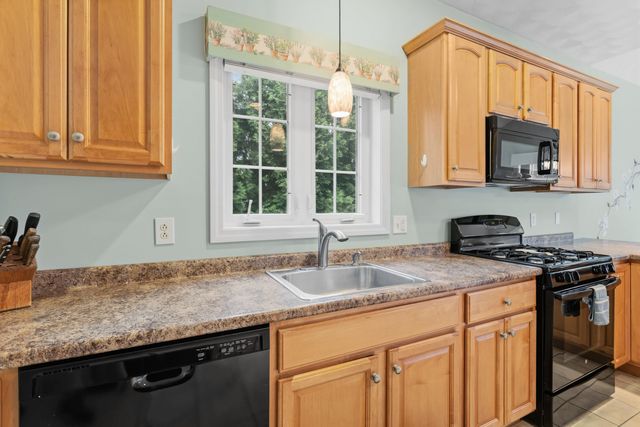 28 Saint Andrews Way, Londonderry, NH 03053
