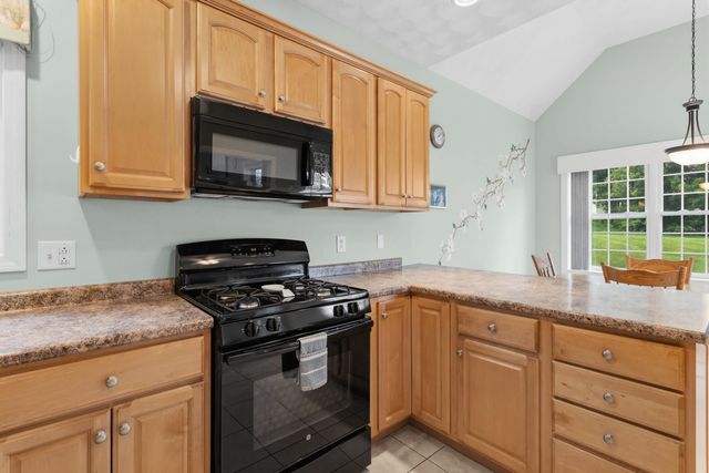 28 Saint Andrews Way, Londonderry, NH 03053