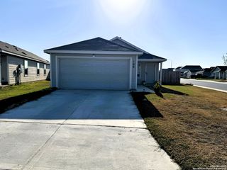 100 Maverick, Pleasanton, TX 78064