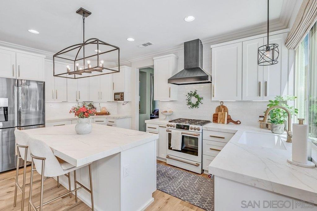Image 6 of property listing at 23997 Pepperleaf St, Murrieta, CA 92562