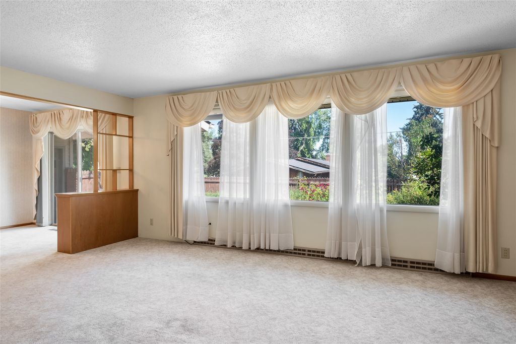Image 5 of property listing at 2616 View Drive, Missoula, MT 59804