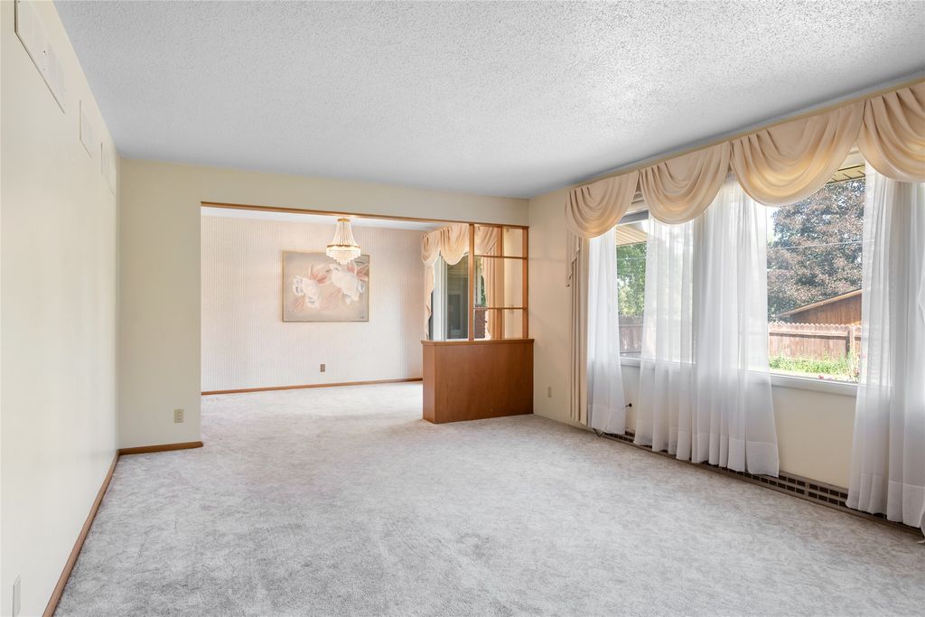 Image 6 of property listing at 2616 View Drive, Missoula, MT 59804