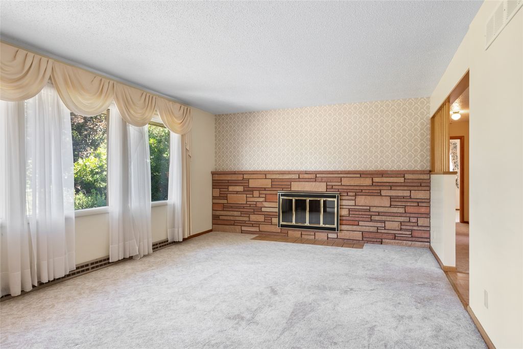 Image 8 of property listing at 2616 View Drive, Missoula, MT 59804
