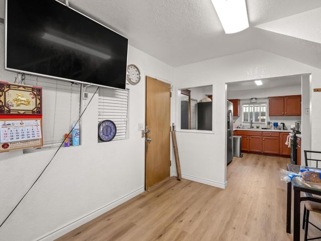 6072 S Maple Avenue, Fresno, CA 93725