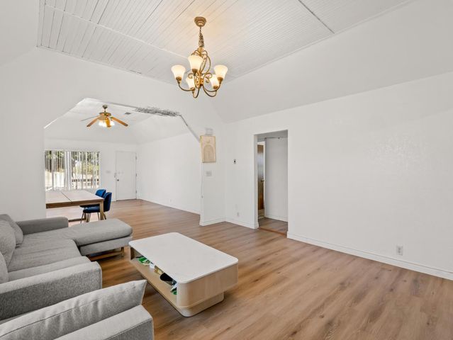 6072 S Maple Avenue, Fresno, CA 93725