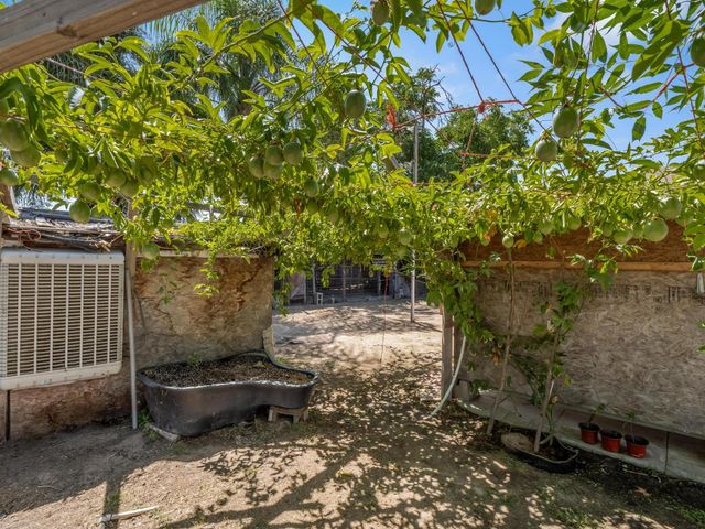 6072 S Maple Avenue, Fresno, CA 93725