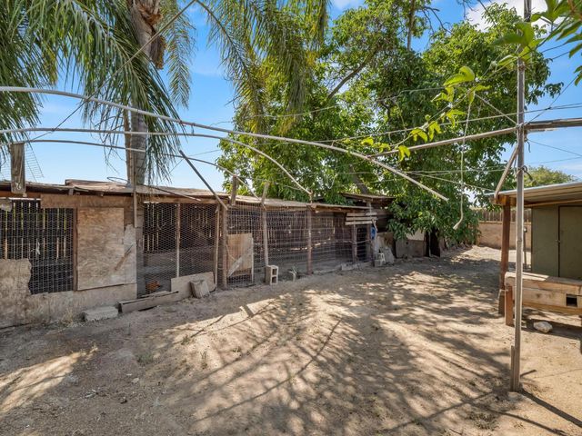 6072 S Maple Avenue, Fresno, CA 93725