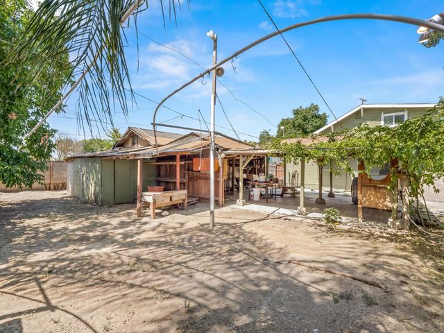6072 S Maple Avenue, Fresno, CA 93725