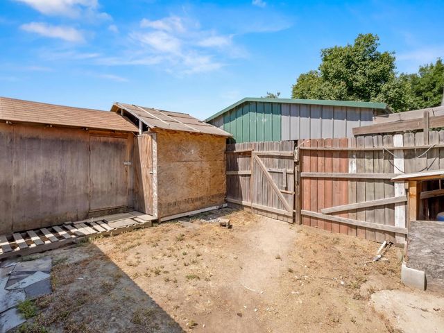 6072 S Maple Avenue, Fresno, CA 93725