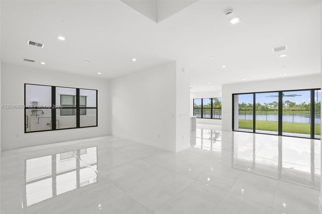 12866 Crane Xing, Palm Beach Gardens, FL 33412