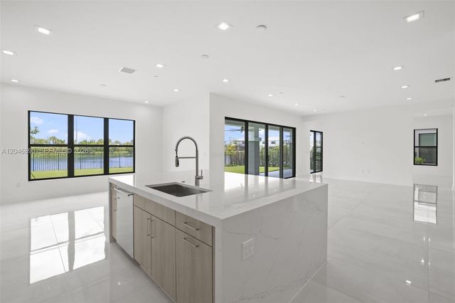 12866 Crane Xing, Palm Beach Gardens, FL 33412