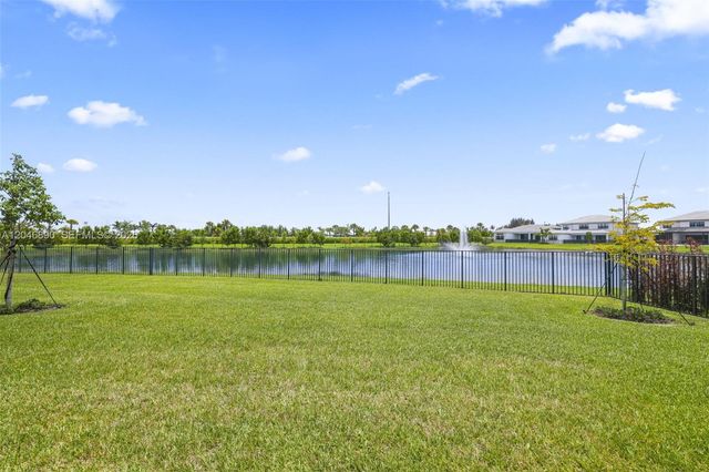 12866 Crane Xing, Palm Beach Gardens, FL 33412