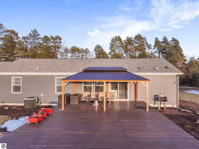 2082 S Mackinaw Trail, Cadillac, MI 49601