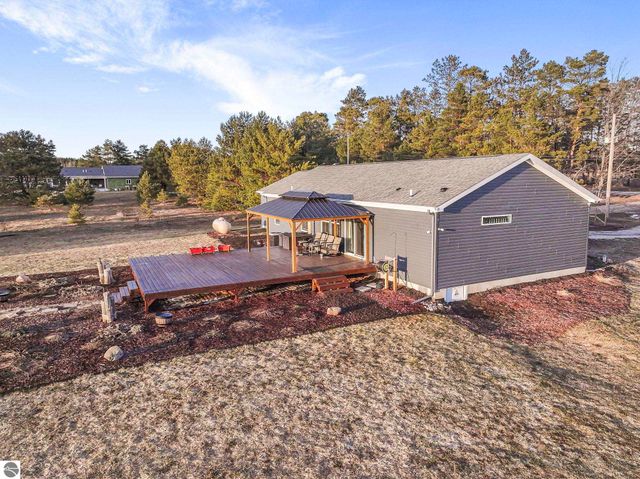 2082 S Mackinaw Trail, Cadillac, MI 49601