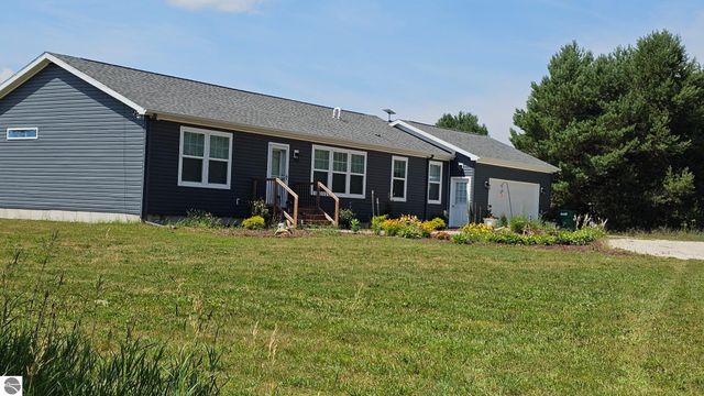2082 S Mackinaw Trail, Cadillac, MI 49601