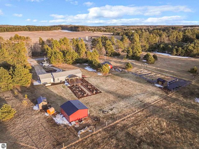 2082 S Mackinaw Trail, Cadillac, MI 49601