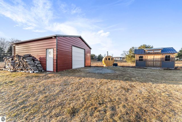 2082 S Mackinaw Trail, Cadillac, MI 49601