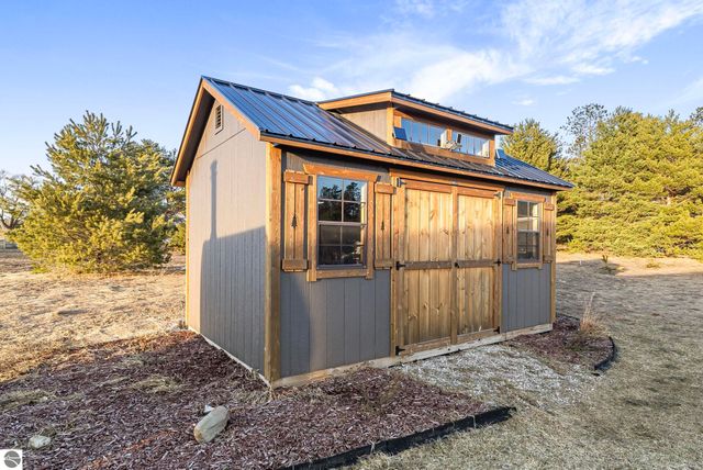 2082 S Mackinaw Trail, Cadillac, MI 49601