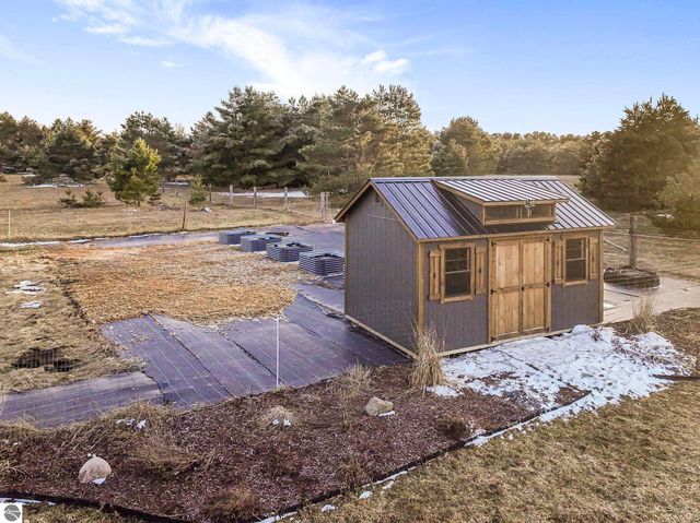 2082 S Mackinaw Trail, Cadillac, MI 49601